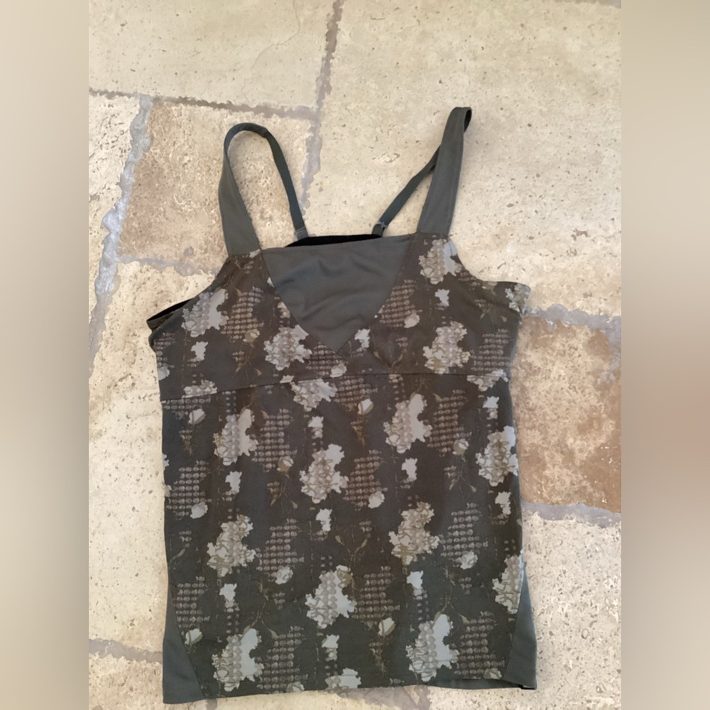 The North Face Camisole tank top SZ L
Pit to pit 16”
Length 24”
P1